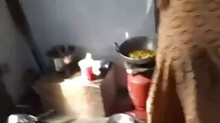 거대한 수탉의 마른 사람이 끝나는 입에서 두 개의 암컷 포르노 프리