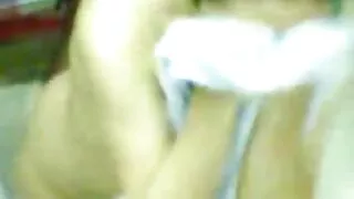 슬 틴에이저를 헤아리는 면도 음부와 함께 솔비 포르노 손가락을 소파에