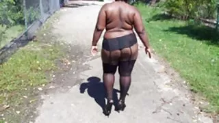 젊은 갈색 머리를 발견 새로운 하할을 보지 털 많은 엿